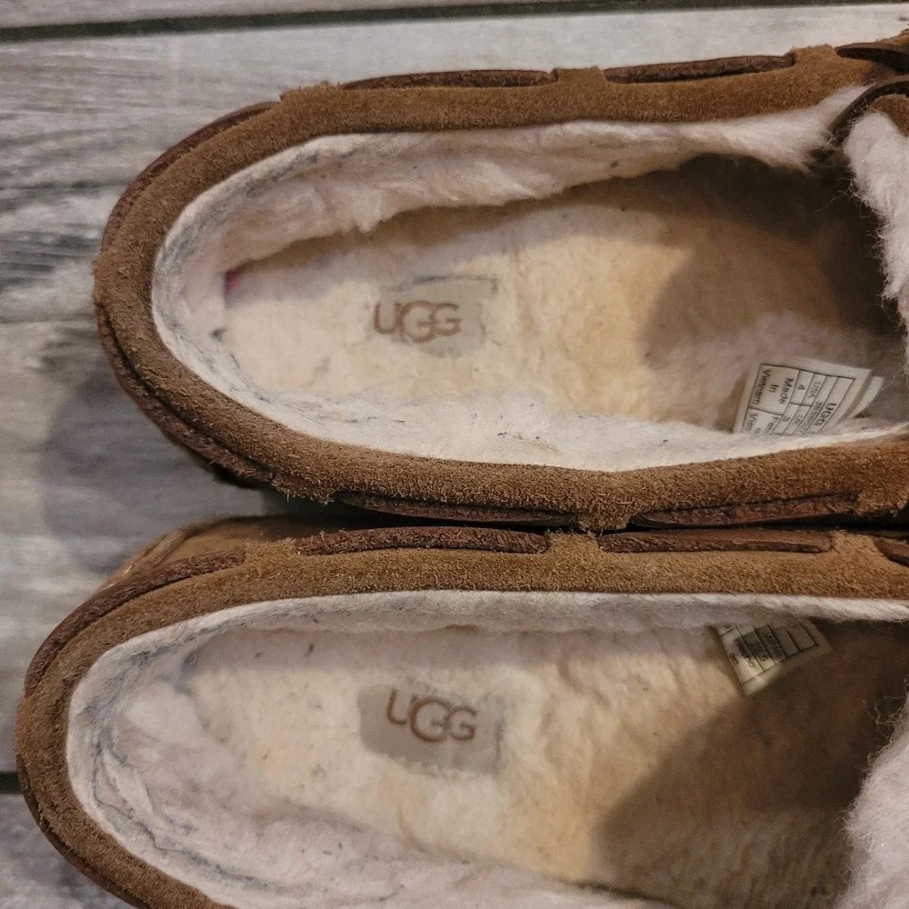 UGG Dakota slippers Girls size 4 chestnut brown water resistant suede comfy cozy